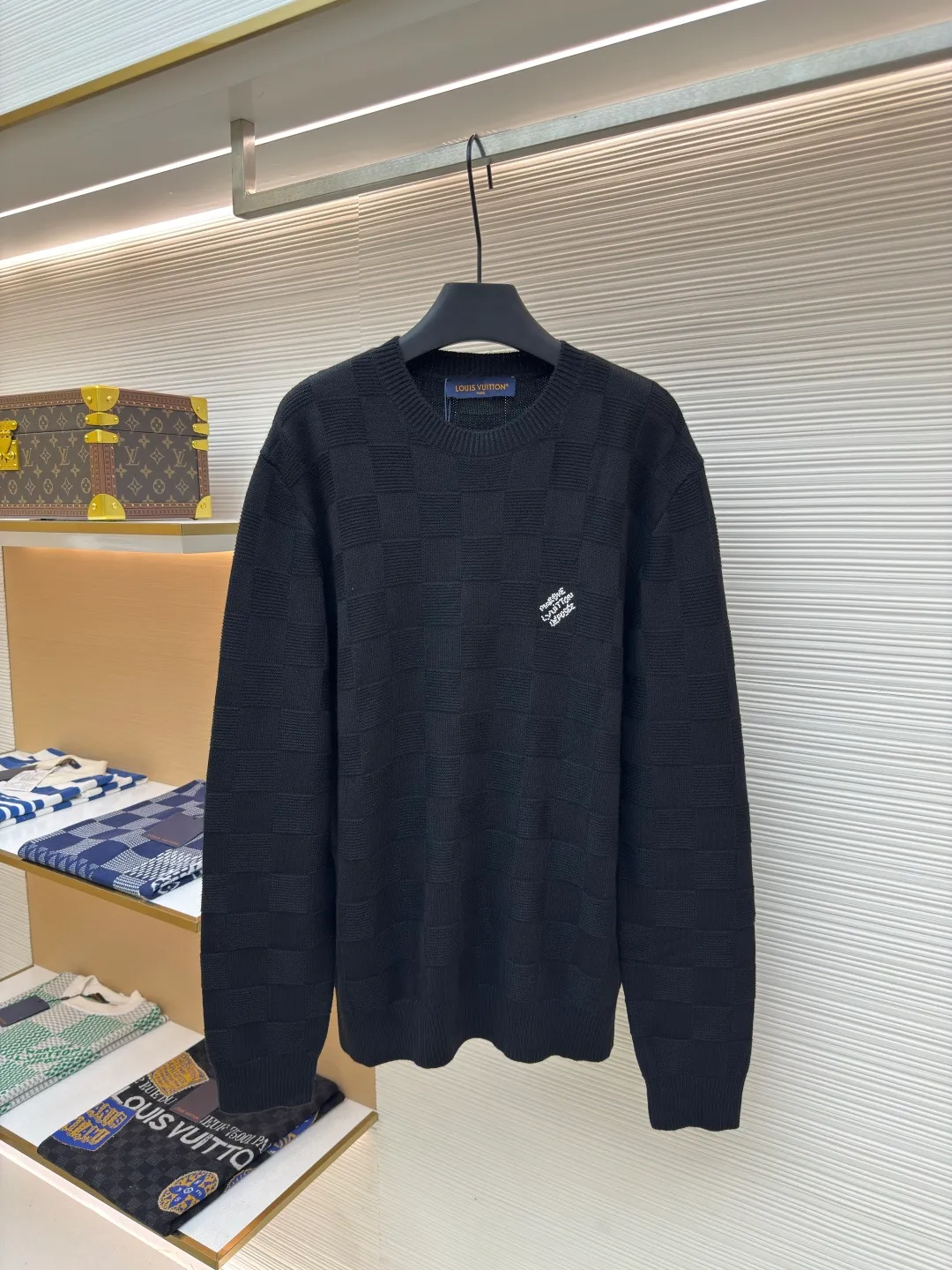 LOUIS VUITTON wool beaded pullover ●Authentic product: Purchased and developed for 10999 ●Item number: 1680459-B90 ●Fabric: wool fabric ●Technology: Knitted production ●Version: Loose fit ●Weight: about 780 grams ●Size: XS-S-M-L ●Description: The fabric is made of 100% exclusive wool fabric to ensure its rich texture and excellent performance. Made with imported computer cutting technology, the workmanship quality is immediately reflected. The overall wiring is straight and delicate, the fabric is comfortable and soft, and the color is consistent without color difference. It can be matched with the same style to create a fashionable look and control various occasions. Customized accessories, complete with three standards, same style for men and women!